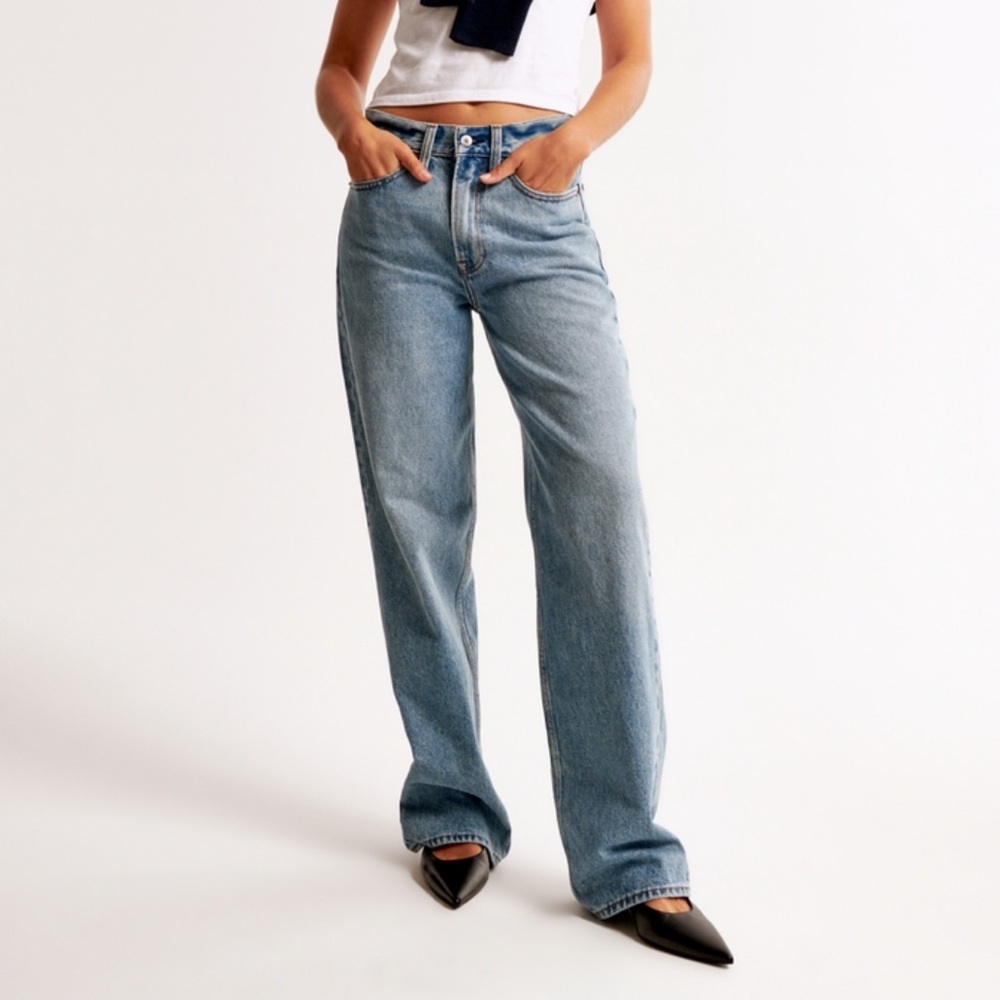 NWT Abercrombie Mid Rise Slouchy Jean Medium Blue Petite
